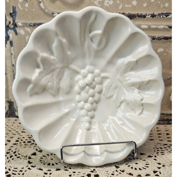 Vintage White Scalloped Ceramic Bowl Kingwood Ceramics USA Embossed Grapes 7" - Picture 1 of 5